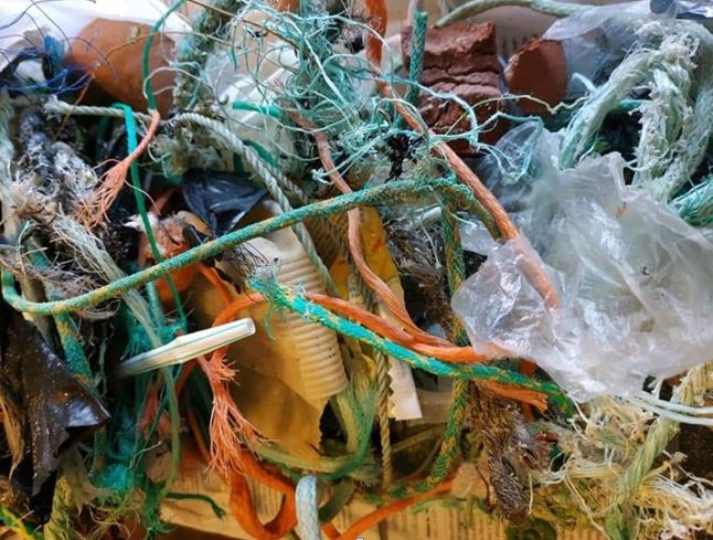 Eliminemos os plásticos das nosas praias por Benito