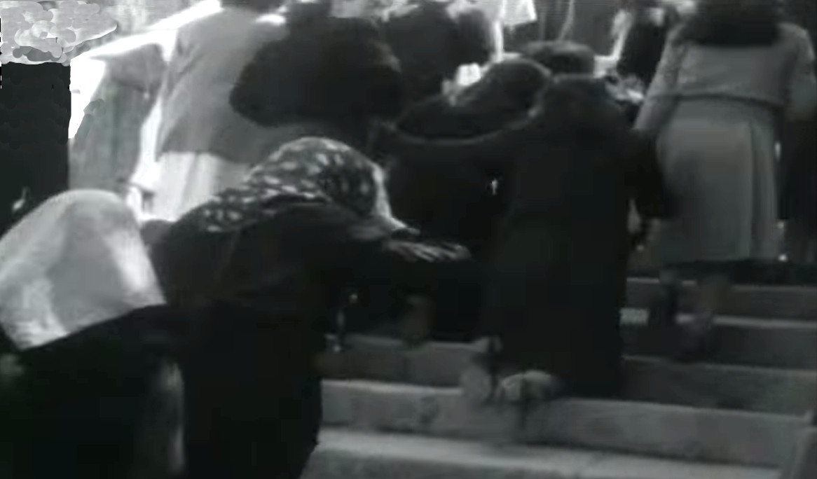 Mulleres subindo ao Mosteiro